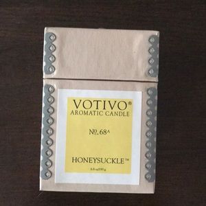 Votivo aromatic candle - honeysuckle